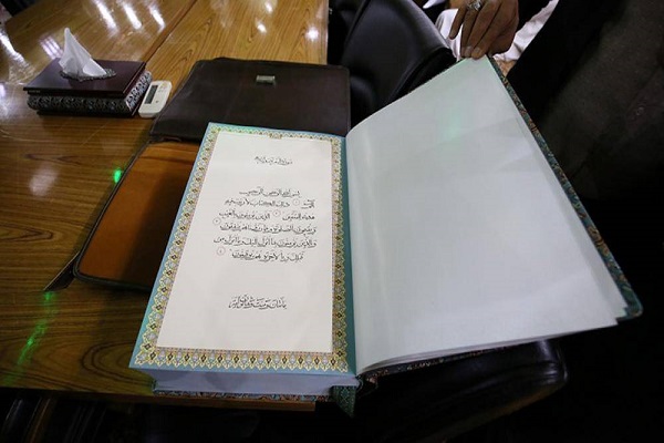 بالصور...إهداء نسخة قرآنيّة نادرة مخطوطة بثلاثة خطوط للعتبة العبّاسية المقدّسة
