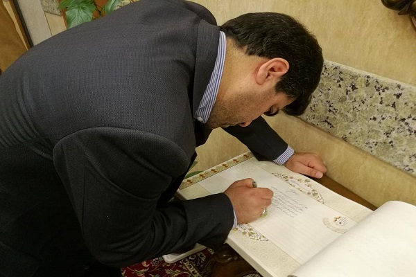 بالصور...إهداء نسخة قرآنيّة نادرة مخطوطة بثلاثة خطوط للعتبة العبّاسية المقدّسة