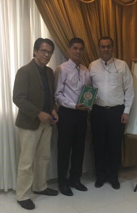 Manila: Profesor de la Universidad Católica de Saint Thomas recibe ejemplar del Corán