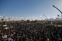 Iran: enorme folla a funerali militari caduti in attacco terroristico