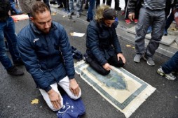 Fransız İçişleri Bakanı; caddelerde namaz kılmak yasaktır
