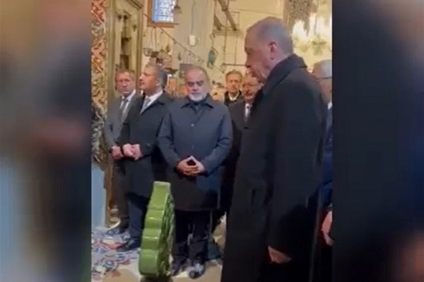 أردوغان يرتل القرآن عند ضريح جلال الدين الرومي + فيديو