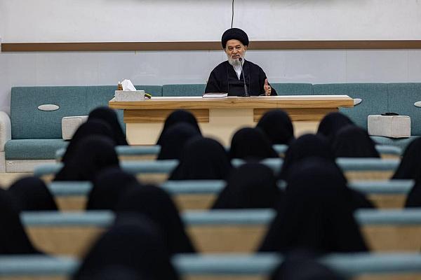 السيد الصافي يدعو الطالبات إلى التسلّح بالعلم والإيمان لبناء الفرد والمجتمع