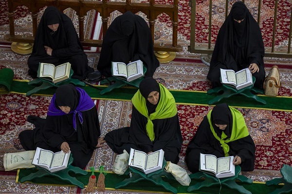 Women taking Quranic courses