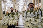 El santuario del Imam Alí decorado con flores en el aniversario del nacimiento de Hazrat Zahra