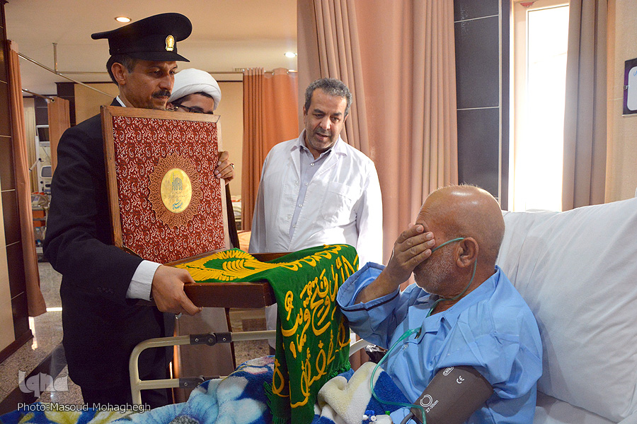 پرچم متبرک رضوي بر بالین بیماران