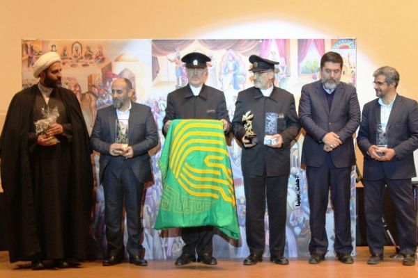 تهیه‌کننده «رد خون» سیمرغ‌هایش را به حرم رضوی اهدا کرد