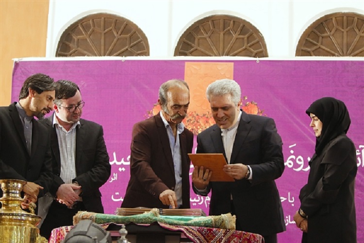 رونمایی از اولین قرآن سفالین کشور در مهدیشهر