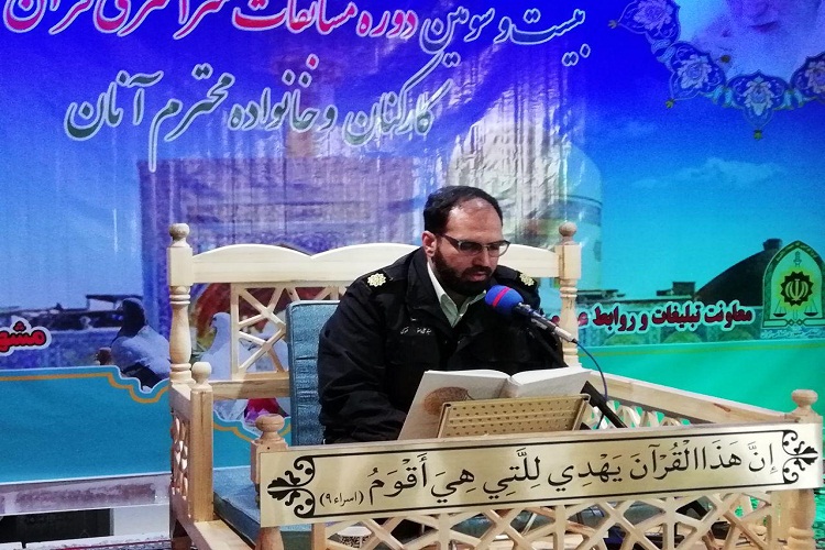 تجلیل فرمانده ناجا از نماینده قرآنی پلیس سمنان
