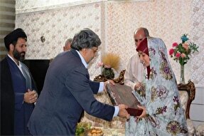 تجلیل از نفر اول رشته تحقیق مرحله کشوری مسابقات قرآنی مدهامتان در سمنان