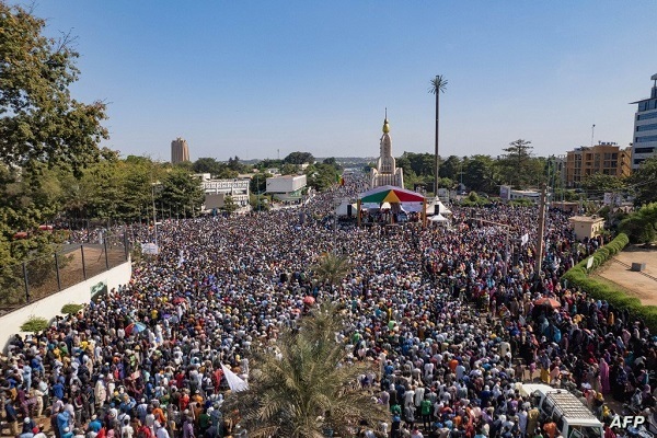 تظاهرات میلیونی مردم مالی در محکومیت هتک حرمت قرآن + فیلم