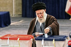 حضور مقام معظم رهبری در پای صندوق رأی