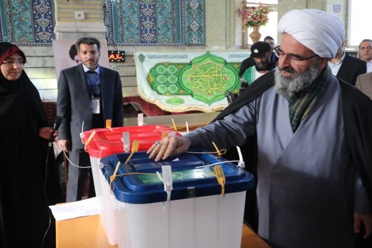 رای انداختن حجت الاسلام مطیعی نماینده ولی فقیه در استان سمنان