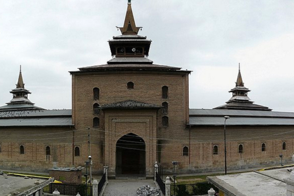 مسجد جامع سرینگر؛ پناهگاه امن مسافران در سرمای زمستان