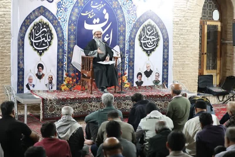 حجت الاسلام مطیعی نماینده ولی فقیه در سمنان در جمع معتکفین سمنانی