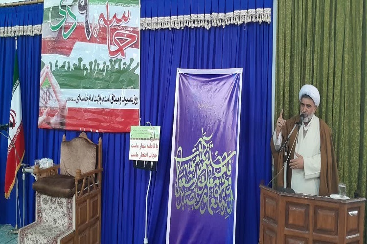 حجت الاسلام نوروزپور، رئیس عقیدتی سیاسی فرماندهی. انتظامی استان در تجمع مردمی دامغان