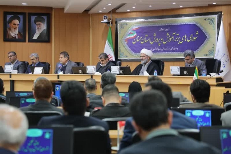 حجت الاسلام مطیعی نماینده ولی فقیه در سمنان در  آیین تجلیل از شوراهای برتر آموزش و پرورش استان