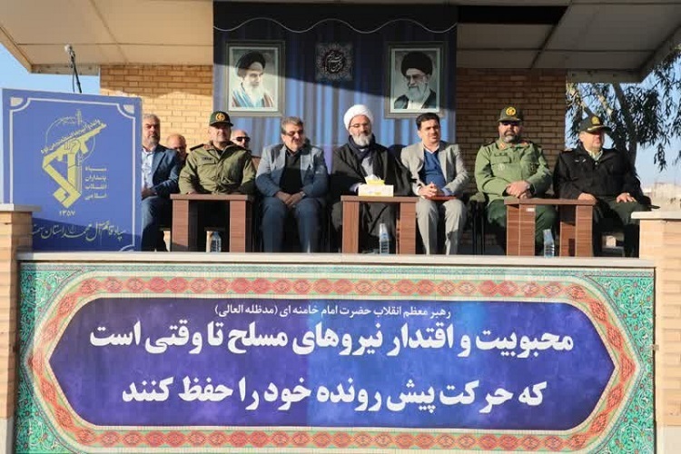 حجت الاسلام مطیعی نماینده ولی فقیه در استان سمنان در آیین صبحگاه  مشترک نیروهای مسلح استان سمنان