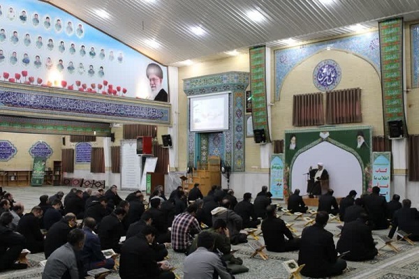 حجت الاسلام و المسلمین قاسم نوروزپور رئیس عقیدتی سیاسی فرماندهی انظتظامی استا سمنان ویژه کارکنان در حسینیه امام خمینی(ره)ستاد بیان کرد