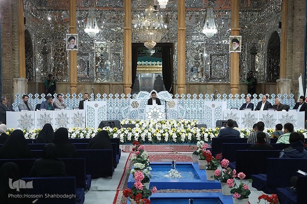 همنشینی آوای قرآن، کبوتران و برکت آسمان در شب‌های امامزاده حسین (ع) قزوین