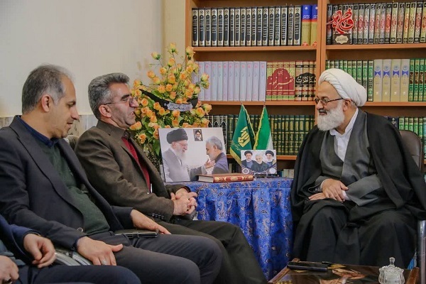 دیدار حجت الاسلام شریفی نیا امام جمعه آرادان با مسئولان آموزش و پرورش استان سمنان