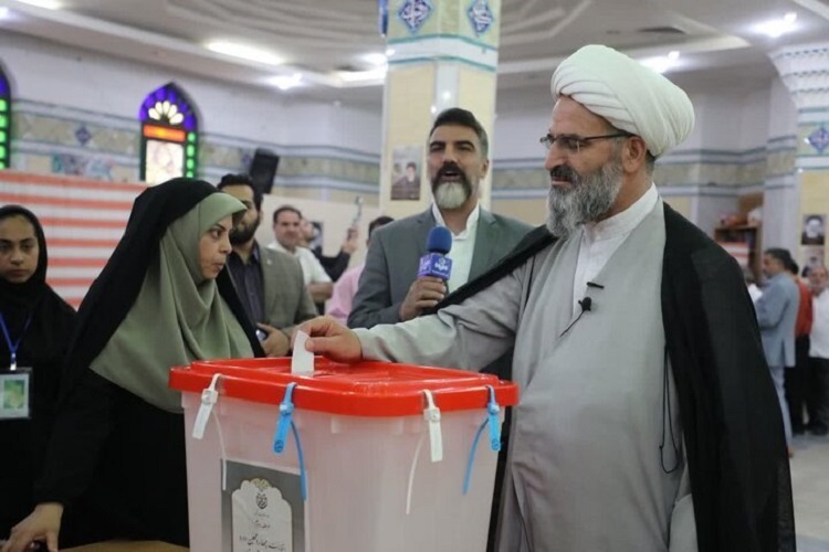 حجت الاسلام مرتضی مطیعی نماینده ولی فقیه در استان سمنان در پای صندوق رأی حجت الاسلام مرتضی مطیعی نماینده ولی فقیه در استان سمنان در پای صندوق رأی