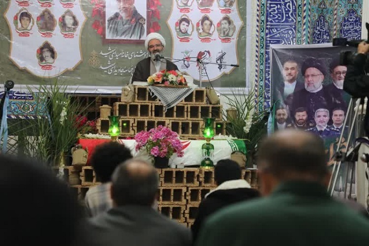 حجت الاسلام مطیعی نماینده ولی فقیه در استان سمنان در اربعین شهدای خدمت در دامغان