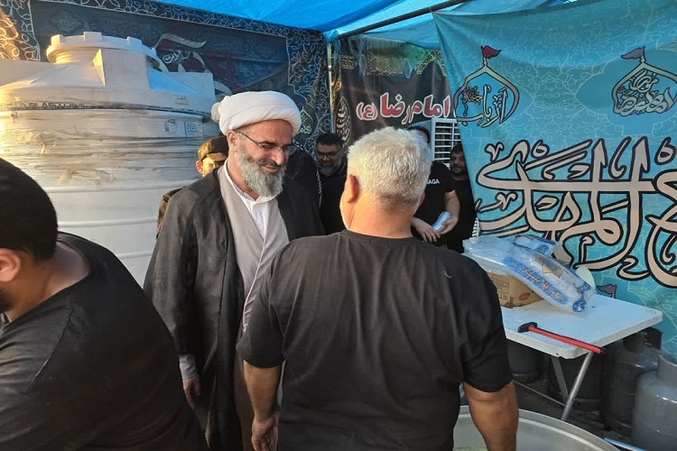 حجت الاسلام مطیعی نماینده ولی فقیه در استان سمنان  در موکب حبیب‌بن‌مظاهر مستقر در مسیر نجف - کربلا