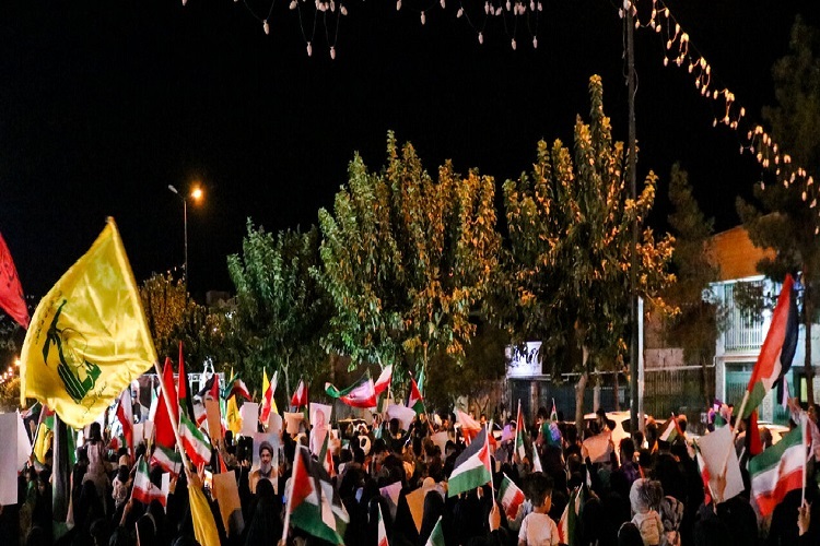 تجمع سمنانی ها در پی پاسخ موشکی ایران به رژیم اشغالگر قدس تجمع سمنانی ها در پی پاسخ موشکی ایران به رژیم اشغالگر قدس