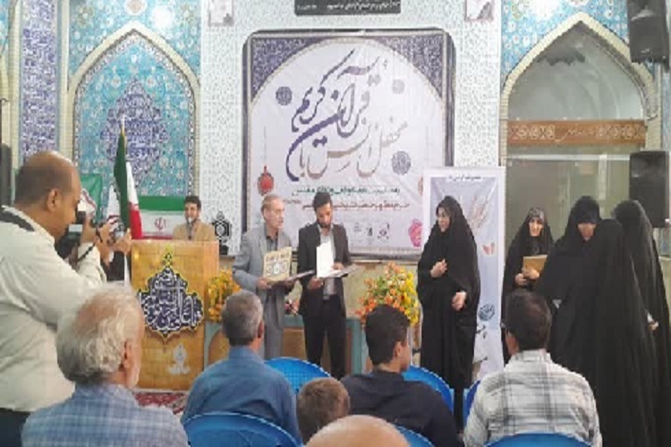 رحمت الله سلمان ماهینی  معاون هماهنگی امور استانهای موسسه کشوری مهد قرآن کشور د ر محفل انس با قرآن کریم - سمنان