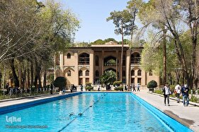 بازدید مسافران نوروزی از کاخ چهلستون اصفهان