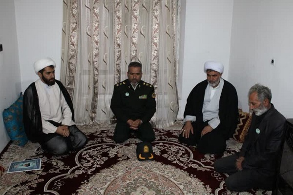 دیدار حجت الاسلام قاسم نوروزپور رئیس عقیدتی سیاسی سمنان با خانواده شهید حسین تیمورپور دیدار حجت الاسلام قاسم نوروزپور رئیس عقیدتی سیاسی سمنان با خانواده شهید حسین تیمورپور