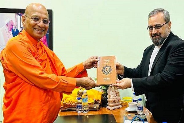 اهدای ترجمه مالایی گلستان به رهبر بوداییان مالزی