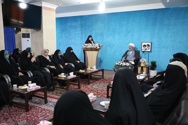 دیدار حجت الاسلام مطیعی نماینده ولی فقیه در سمنان با جمعی از دختران سمنانی دیدار حجت الاسلام مطیعی نماینده ولی فقیه در سمنان با جمعی از دختران سمنانی