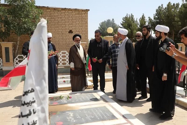 حجت الاسلام مرتضی مطیعی نماینده ولی فقیه در استان سمنان به شهر «بسطام» با ادای احترام به مقام شامخ شهیدان