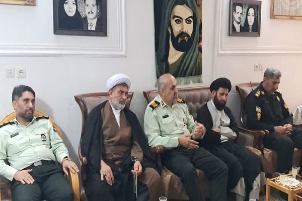 دیدار رئیس عقیدتی سیاسی و فرمانده انتظامی استان سمنان با خانواده شهیدان کشمیر و ذبیحی