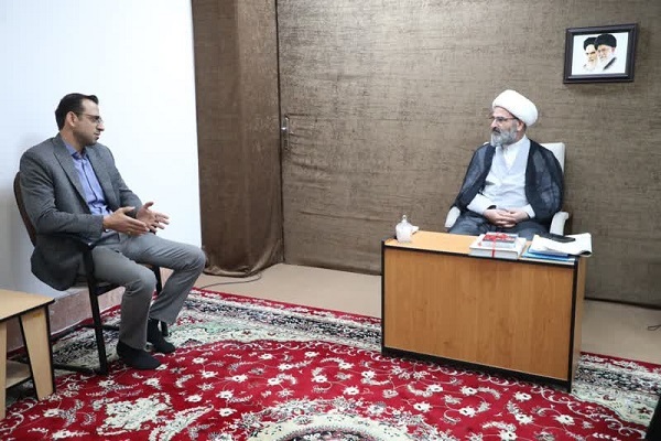 حجت  الاسلام مرتضی مطیعی نماینده ولی فقیه در استان سمنان در دیدار با دهقانلو مدیر کتابخانه های عمومی سمنان