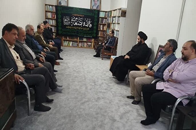 مطالبات مردم در چارچوب قانون پیگیری شود