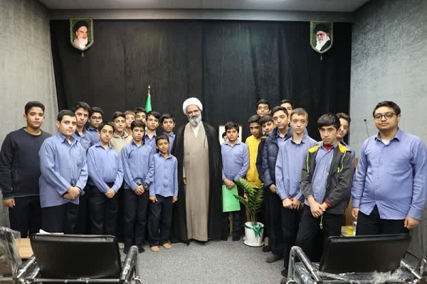 حجت  الاسلام مرتضی مطیعی نماینده ولی فقیه در استان سمنان در دیدار با دانش‌آموزان مدرسه دوره اول متوسطه رفاه سمنان