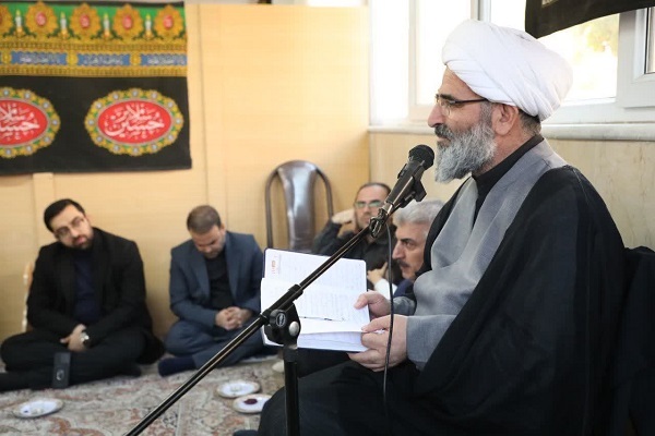 حجت الاسلام مرتضی مطیعی نماینده ولی فقیه در استان سمنان در ایین عزاداری کوی اساتید دانشگاه سمنان