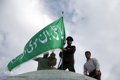 تعويض پرچم گنبد امامزاده علي بن جعفر(ع)