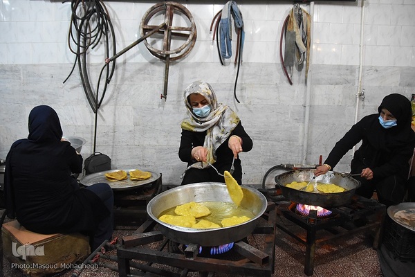 پخت و توزیع نان محلی در سمنان