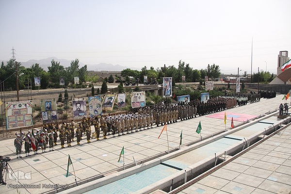 صبحگاه مشترک نیرو‌های مسلح با حضور امیر پوردستان در سمنان