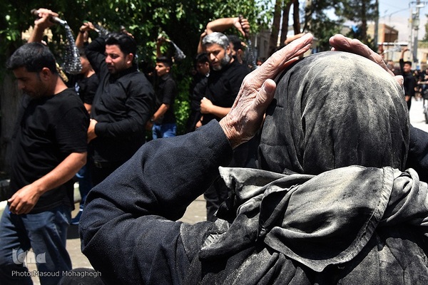 حسینیه ایران؛ آیین سنتی "زانوزدن" در روستای لاسجرد سمنان