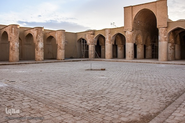 افراشته فیروزه‌ای؛ مسجد تاریخانه‎‎ دامغان