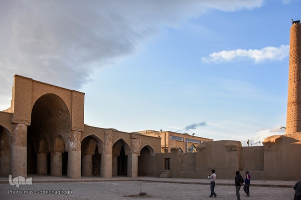 افراشته فیروزه‌ای؛ مسجد تاریخانه‎‎ دامغان