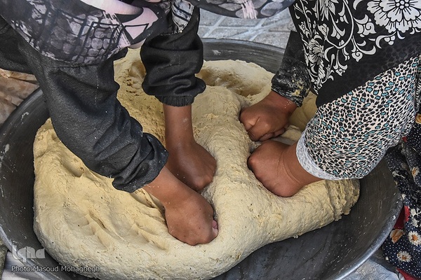 نذر نان در روستای لاسجرد سرخه