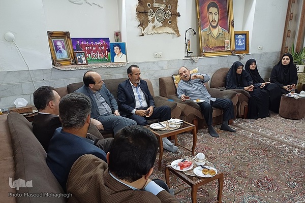 دیدار مسئولان جهاددانشگاهی سمنان با خانواده شهید نیک ذات‎