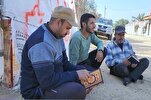 गाजा शरणार्थियों के बीच कुरान की तक़सीम