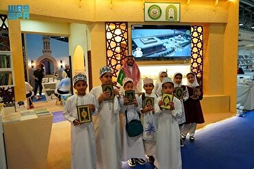 Sumbangan 10 Ribu Eksemplar Alquran ke Pengunjung Pameran Buku Muscat